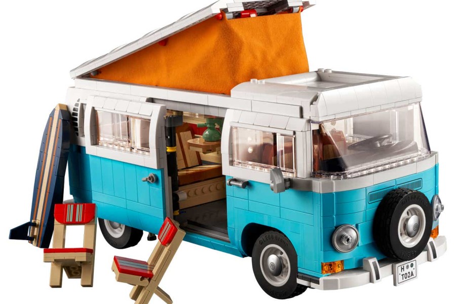 Der neue VW Camper von Lego kommt mit Surfbrett und Klappstühlen daher. 