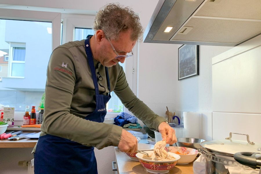 Sven Elverfeld muss in einer Haushaltsküche kochen – und dann auch noch Vietnamesisch. Für ihn eine doppelte Herausforderung. 