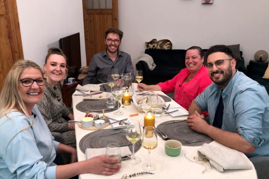 Gastgeber Steffen mit seinen Gästen Ewelina, Jil, Bettina und Chemseddin. 