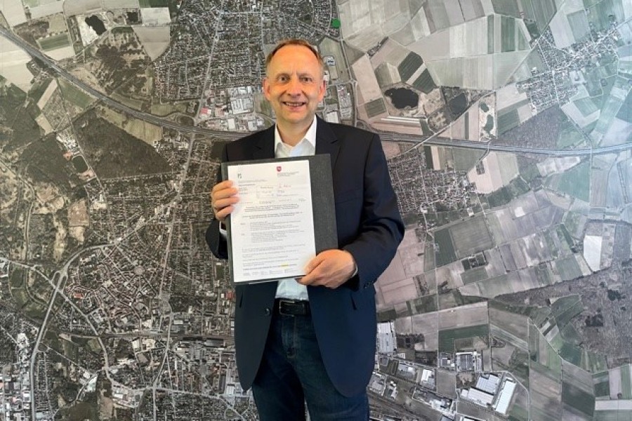 Peine: Bürgermeister Klaus Saemann hält den Förderungsbescheid in der Hand.  