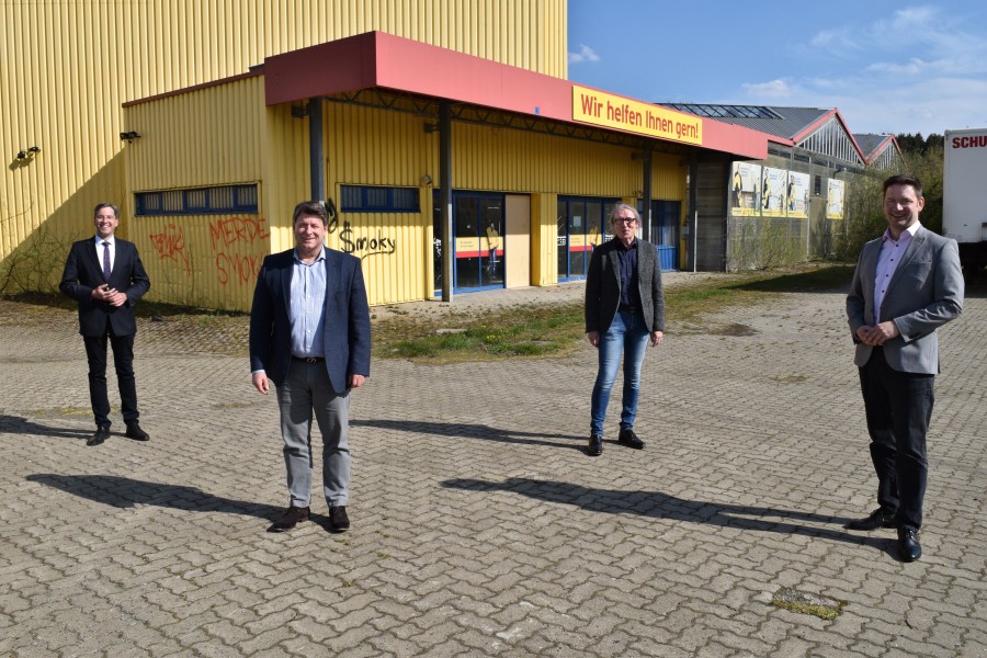 Oberbürgermeister Dr. Oliver Junk (von links), Investor Holger Holste, Fachbereichsleiter Dirk Becker und Ulf Polonius beim Ortstermin in Goslar. 