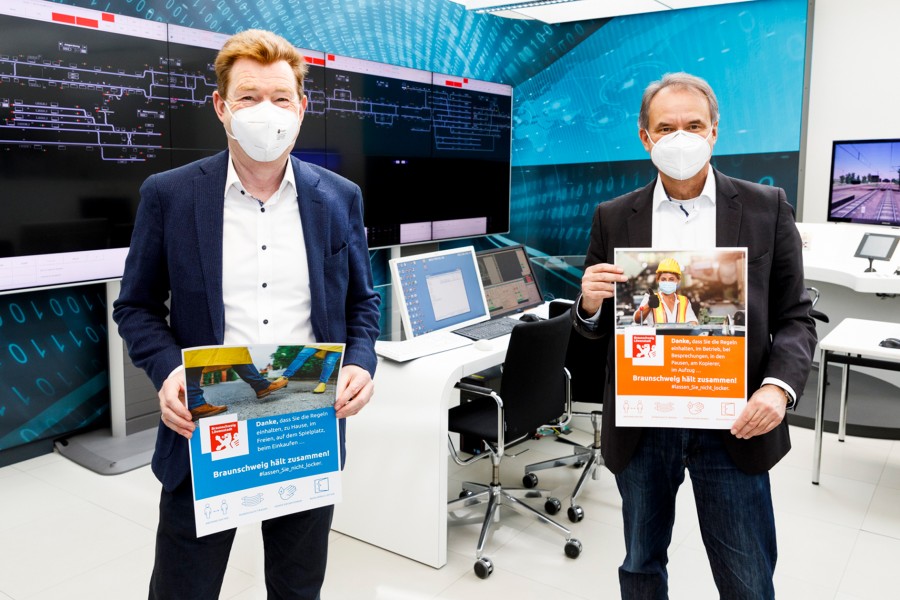 Oberbürgermeister Ulrich Markurth und Thorsten Sponholz, Sprecher der Betriebsleitung von Siemens Mobility in Braunschweig, stellen die Plakate vor.