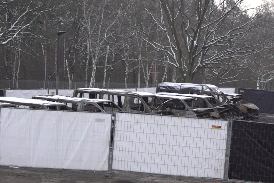 Die zerstörten Fahrzeuge vor der Aufnahmebehörde Braunschweig.