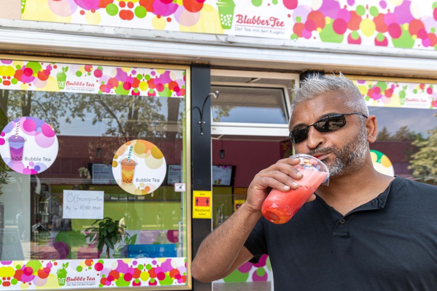 Sunullah fährt voll auf Bubble Tea ab – er ist einer der eher älteren Kunden.  