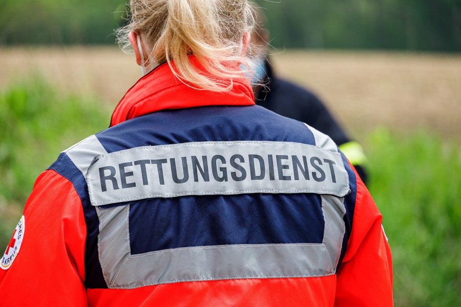 Niedersachsen: Ersthelfer finden ein kleines Mädchen am Unfallort. (Symbolbild)