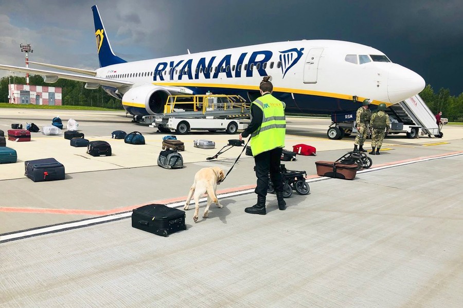 Ein Spürhund inspiziert das Gepäck vor dem Ryanair-Flugzeug. Belarussische Behörden hatten das Flugzeug auf dem Weg von Athen nach Vilnius zur Landung gebracht.