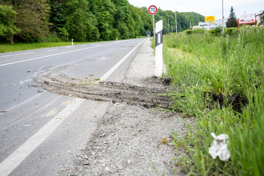 Aus bisher unbekannten Gründen kam der Mann von der Fahrbahn ab. (Symbolbild)