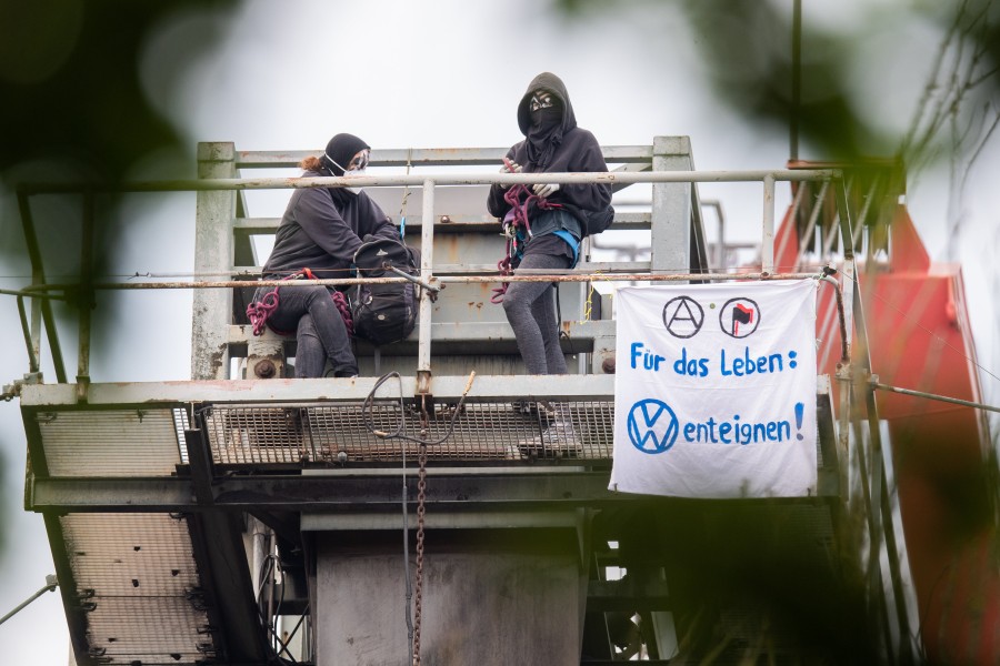 Aufregung in Wolfsburg! Aktivisten ketten sich an Bagger und Schienen bei VW.