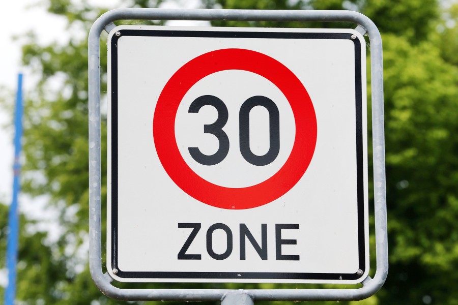 In einer 30er Zone soll der 65-Jährige versucht haben, den anderen Verkehrsteilnehmer zu rammen. (Symbolbild)