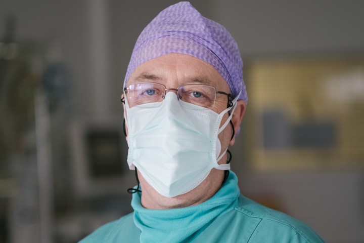 Peter Werning, Chefarzt für Anästhesiologie, steht auf der Coronavirus Intensivstation am Klinikum Braunschweig. 