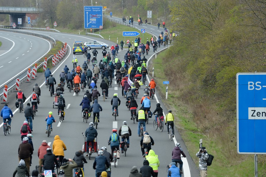 Die Demonstranten auf der A39 bei Braunschweig fordern den Stop des Bundesverkehrswegeplans.