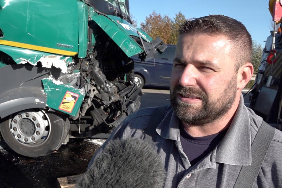 Bergungsleiter Markus Reimann ist erstaunt, dass der Lkw-Fahrer diesen Unfall auf der A2 überlebt hat. 