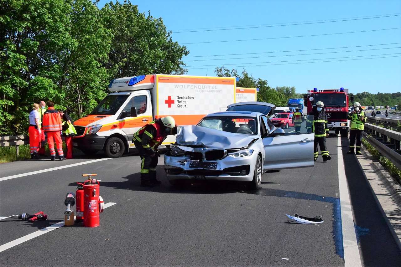 A36 bei Wolfenbüttel Heftiger Unfall! Autobahn komplett gesperrt