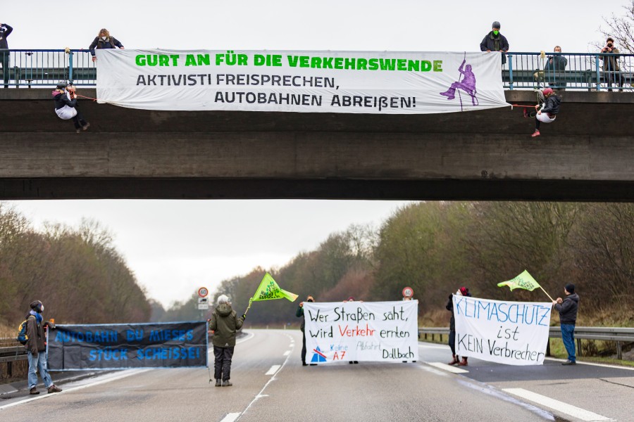 Auch in Braunschweig seilen sich Klima-Aktivisten über der A39 ab. (Archivbild)