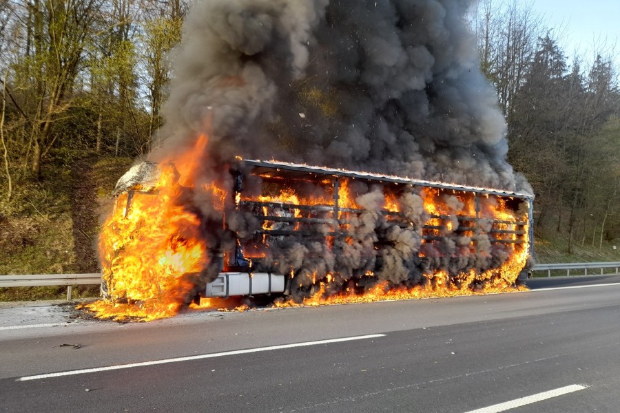 Heftiger Brand auf der A7 in Niedersachsen. 