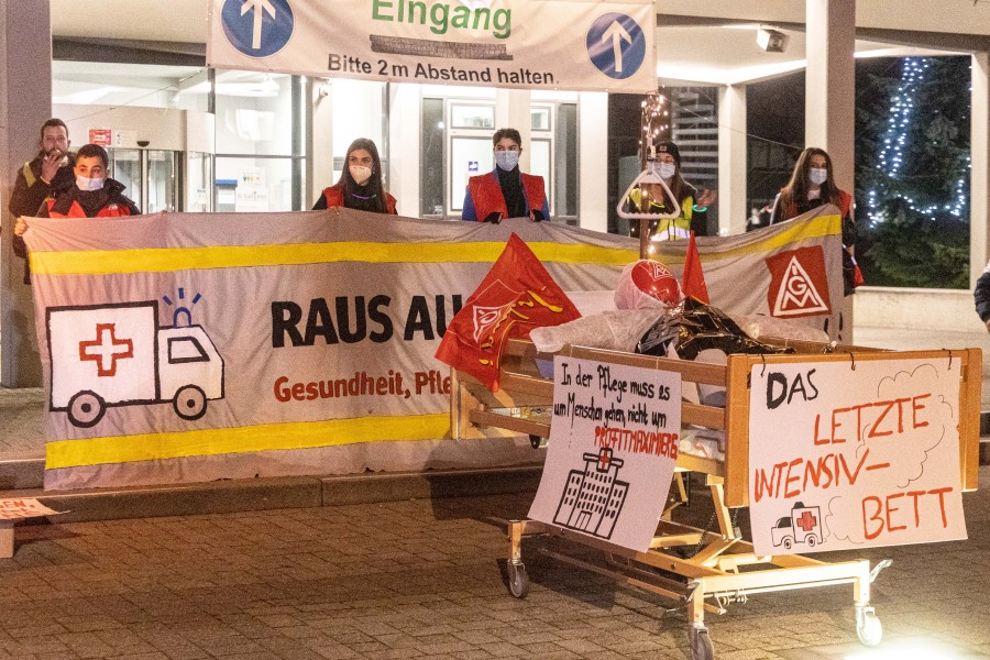 In Salzgitter hat  die IG Metall vor einem Krankenhaus protestiert, auch vor dem Rathaus (im Hintergrund) waren sie aktiv. 