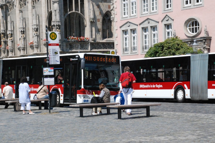 Busse auf dem Braunschweiger Altstadtmarkt. (Archivbild)