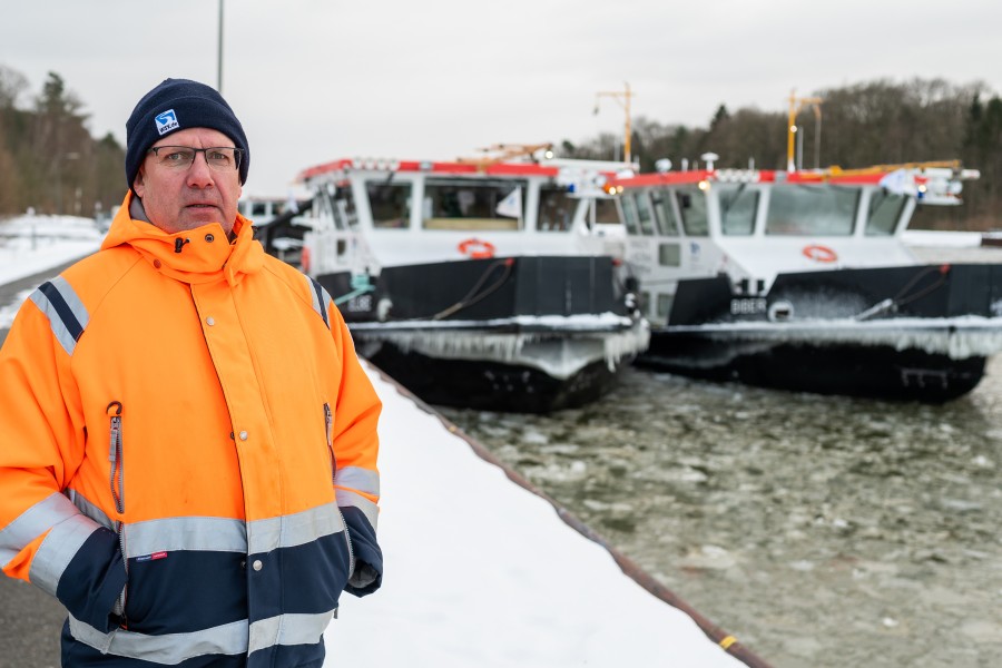 Andreas Schultz, Schiffsführer vom Eisbrecher "Elbe", steht vor den beiden Eisbrechern "Elbe" und "Biber". 