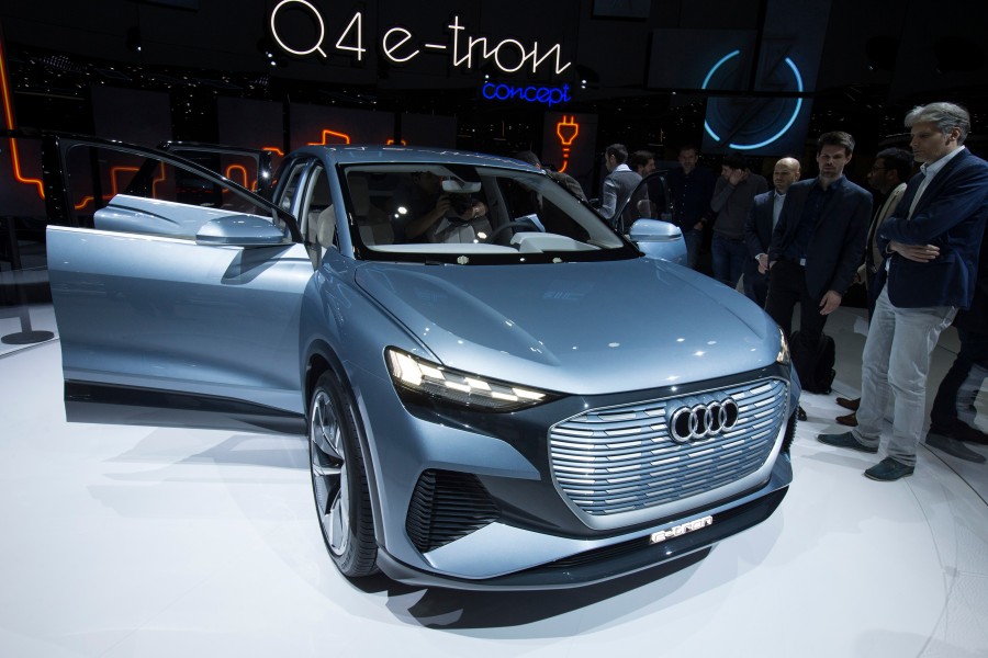 Der Q4 e-tron: Im Vergleich zur Kraftstoffvariante des Audi Q5 zahlst du hier rund 40 Prozent weniger!