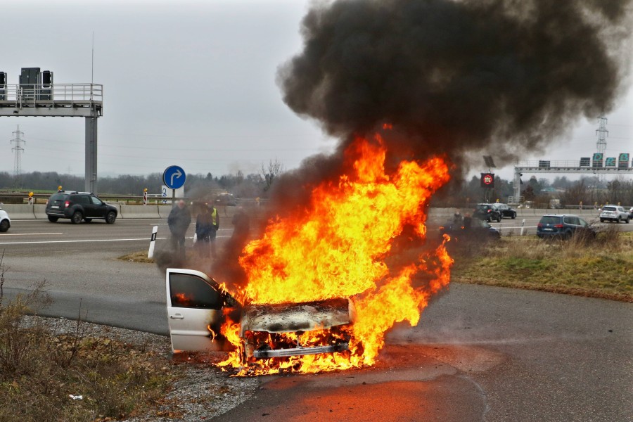 Niedersachsen: Gas-Auto gerät auf der B243 in Flammen! (Symbolbild) 