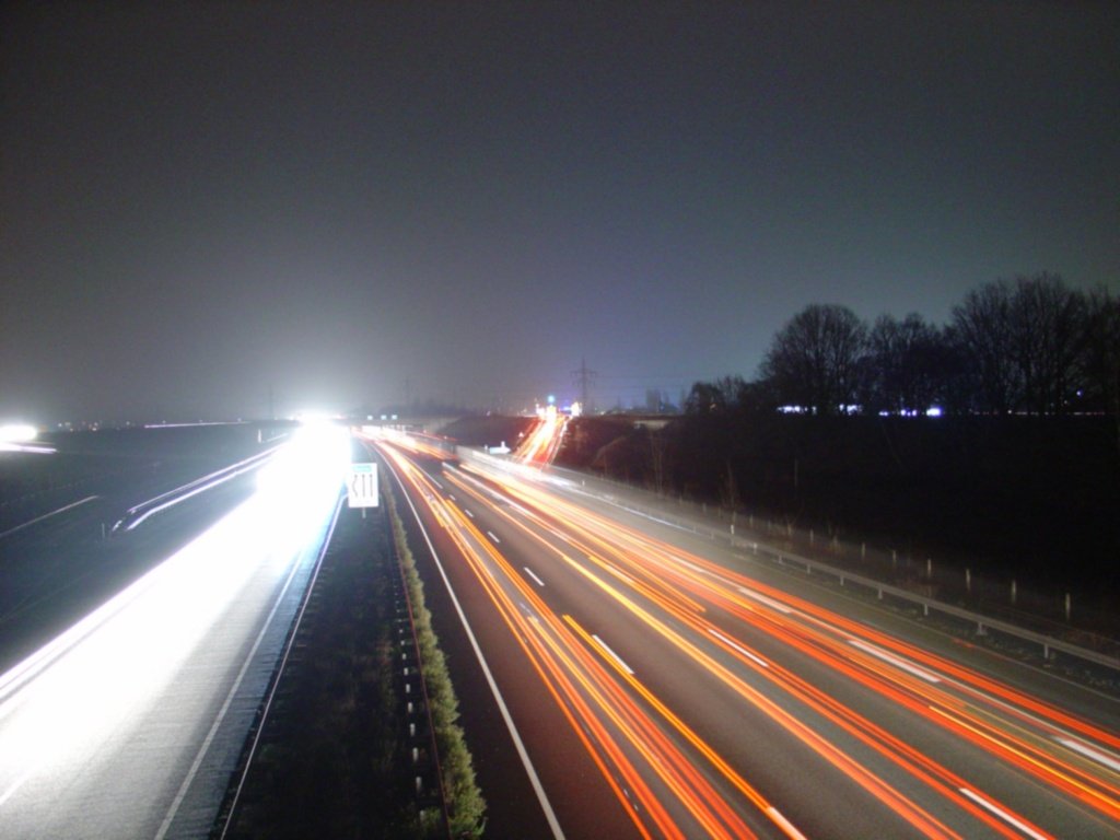 Autobahn_A2_bei_Nacht.JPG