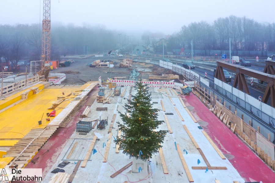 Statt Bauarbeiter gibt es bis zum 10. Januar einen Weihnachtsbaum auf der Brückenbaustelle zu sehen.