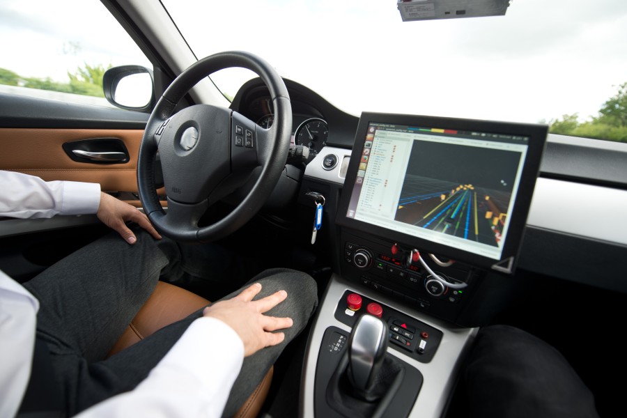 Ein Autofahrer testet einen Wagen, der als Prototyp für autonomes Fahren genutzt wird.