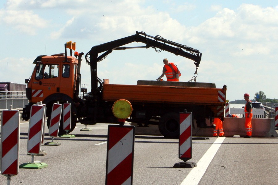 Der nächste Engpass droht ab Donnerstag. (Symbolbild), Die A391 - bald hat die "Staustelle" ein Ende.