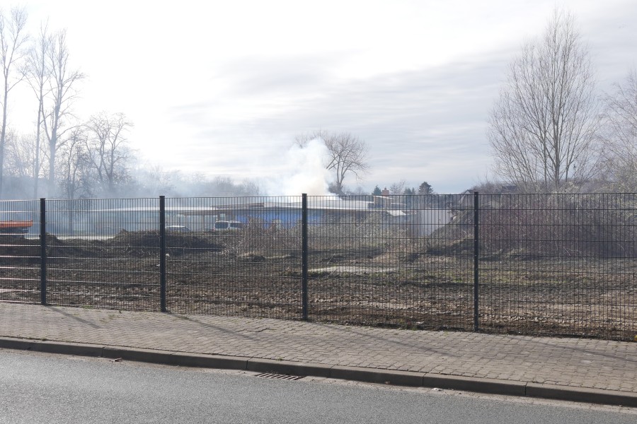 Aus der Ferne ist schon der Brand des Müllbergs in „am Gummibahnhof“ in Salzgitter zu erkennen.