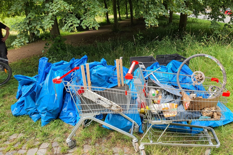Haufenweise Müll sowie zwei Einkaufswagen lagen im Westpark in Braunschweig herum. 