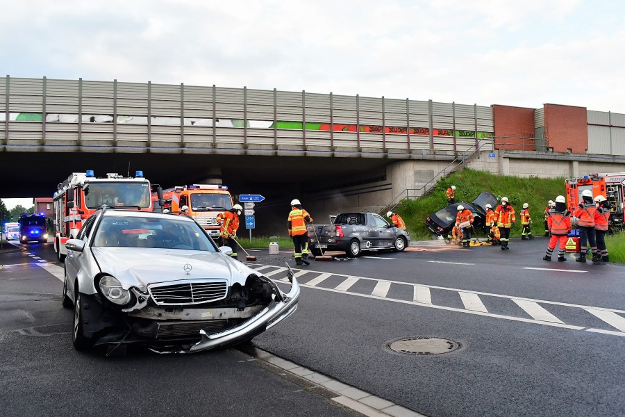 Der Mercedes (links) und Dacia (mitte) sind stark beschädigt worden durch die Kollisionen.