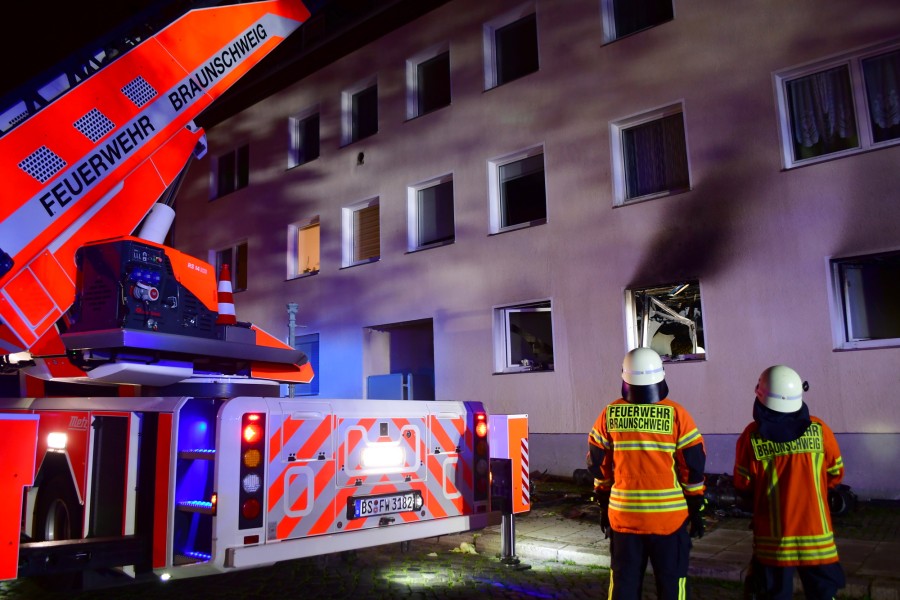 Die Feuerwehr Braunschweig stellte eine Drehleiter auf. Doch die Bewohner konnten anderweitig das Haus verlassen. 
