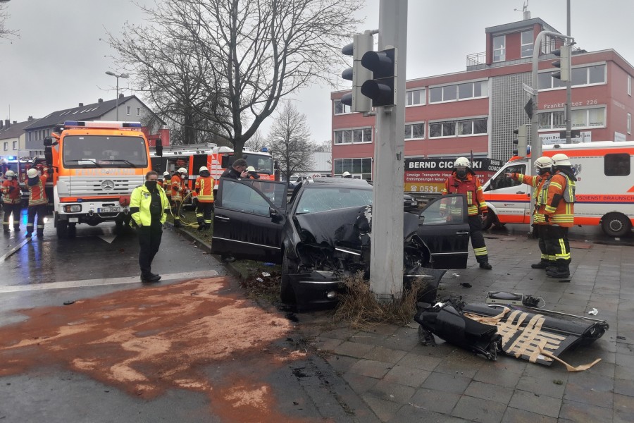 Einsatzkräfte mussten die Kleinfamilie aus dem Autowrack befreien.