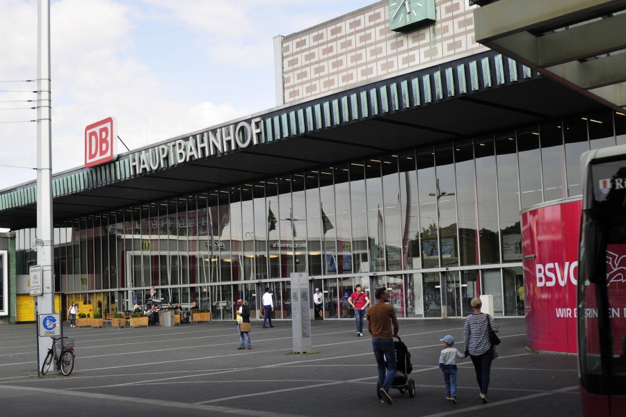 Die Neonazis versammeln sich am Hauptbahnhof Braunschweig und ziehen dann durch die Stadt. 