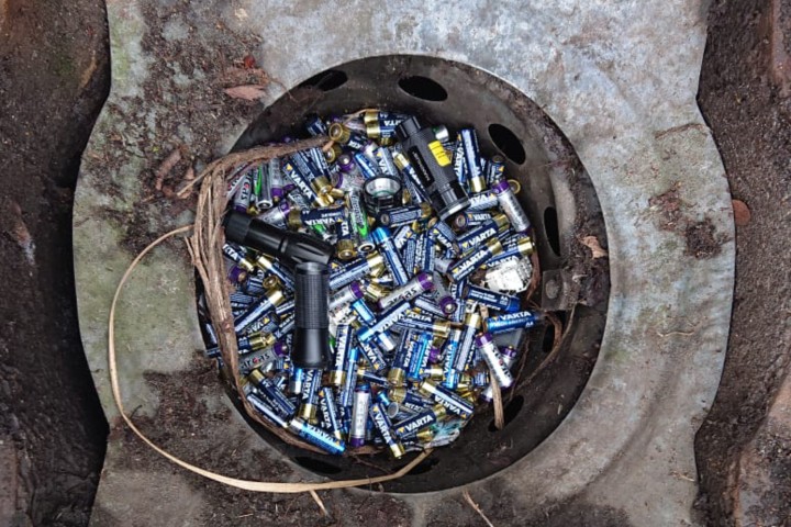 Ein Unbekannter hat knapp 300 Batterien in einem Gulli in Braunschweig entsorgt. 