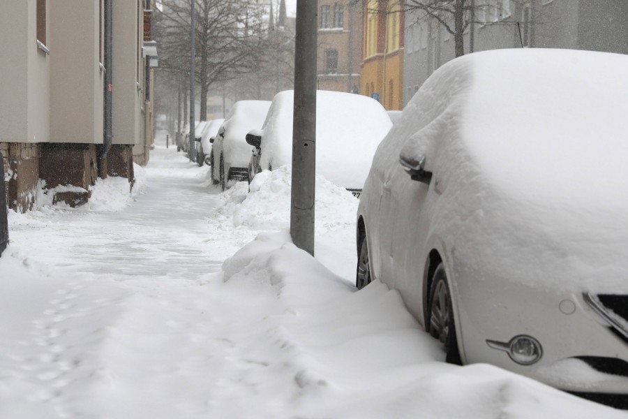 Schneemassen in Braunschweig! Autos waren unter einer dicken Schneedecke versteckt. 