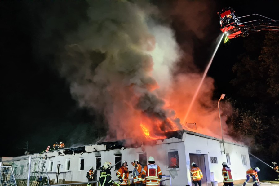 In Braunschweig stand ein Vereinsheim in Flammen. Die Feuerwehr war die ganze Nacht beschäftigt. 