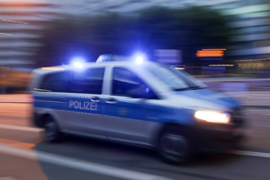 In Braunschweig hat ein Streifenwagen eine Frau erfasst. (Symbolbild)