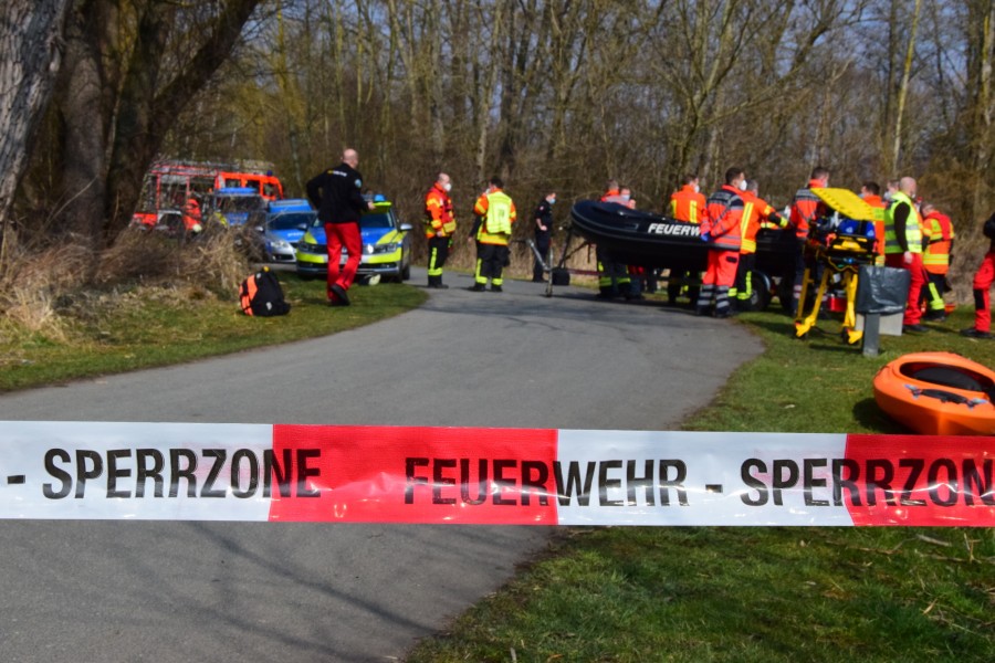 Polizei und Feuerwehr haben am Mittwoch eine Leiche aus der Oker in Braunschweig gezogen. 