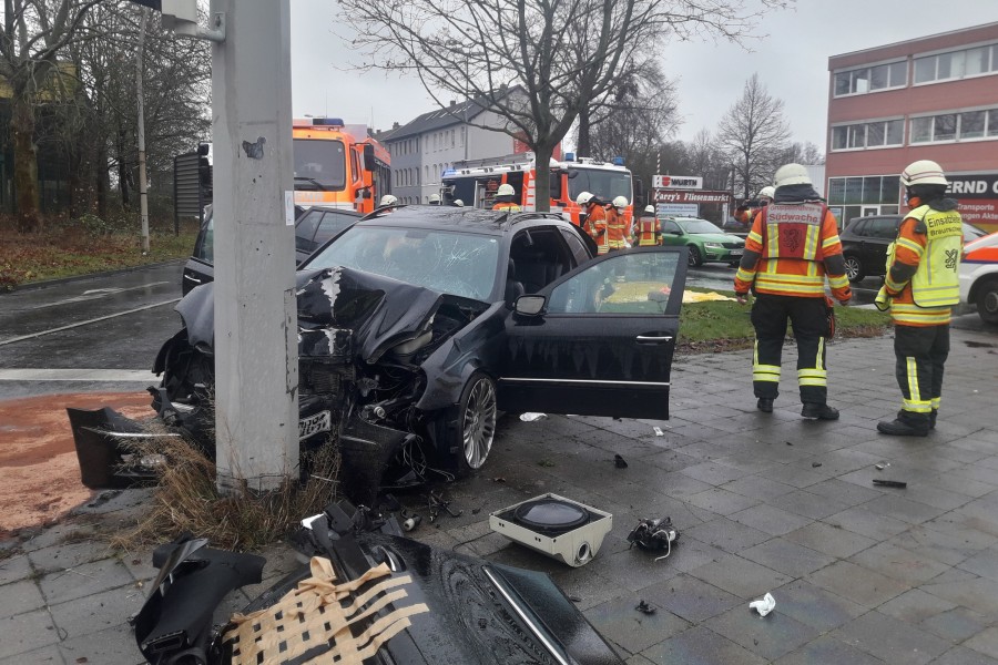 Braunschweig: Der Mercedes der kleinen Familie krachte vor einen Laternenmast. 