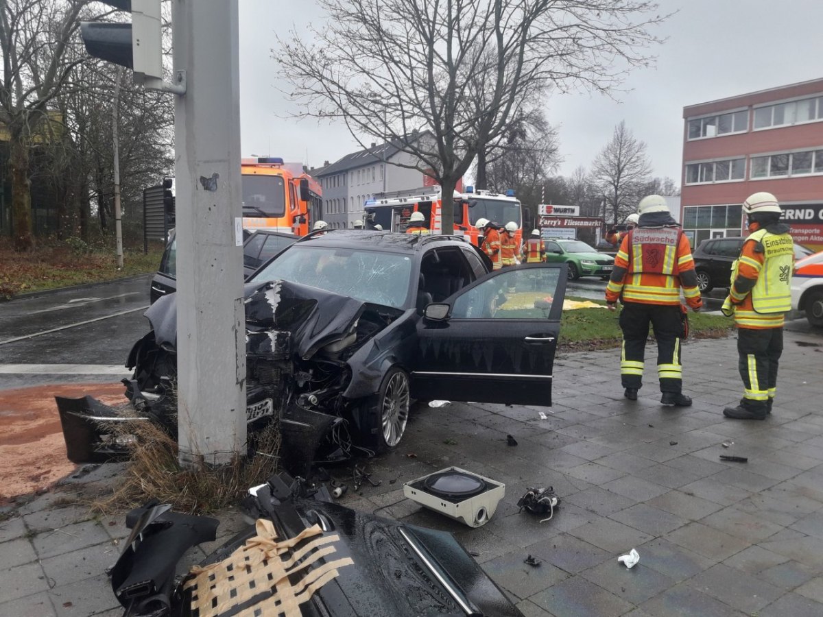 Braunschweig-Unfall-Mercedes.jpg