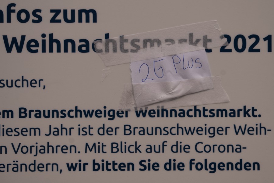 Kurzzeitig lief der Weihnachtsmarkt sogar unter der 2G-Plus Corona-Regel: Geimpfte und Genesene mussten sich zusätzlich testen, um an Glühwein und Co. zu kommen. (Archivbild)