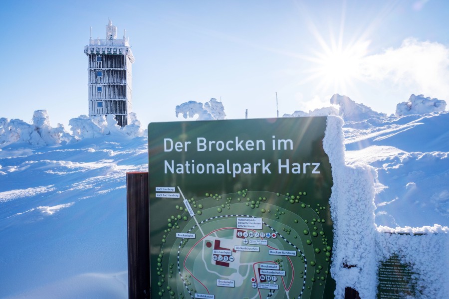 Der verschneite Harz lockt auch dieses Wochenende viele Besucher zum Brocken. (Archivbild)