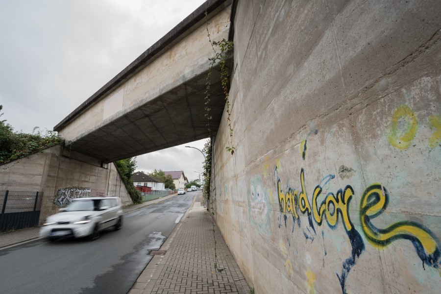 Mitte Dezember erlebte eine Autofahrerin im Kreis Helmstedt einen Schock-Moment: Steine fielen von einer Brücke genau auf ihren VW Up. Die Polizei schnappte jetzt die Täter! (Symbolbild)