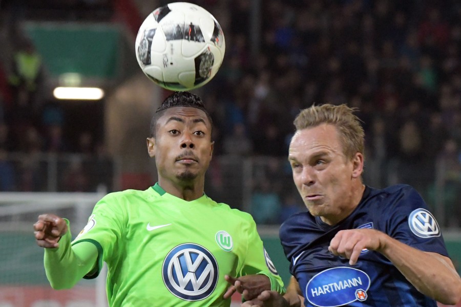 Wolfsburgs Bruno Henrique (rechts)., VfL-Verteidiger Philipp Wollscheid - hier im Spiel gegen Borussia Dortmund.