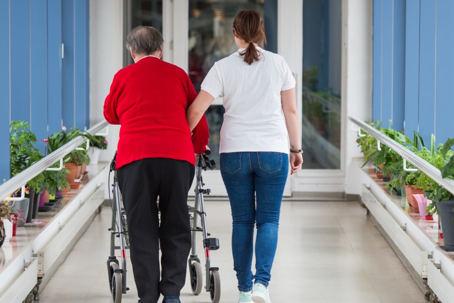 Normalerweise übernehmen die Pflegekräfte der Caritas Braunschweig diverse Haushaltsarbeiten der Pflegebedürftigen. Doch das könnte sich jetzt ändern... (Symbolbild)