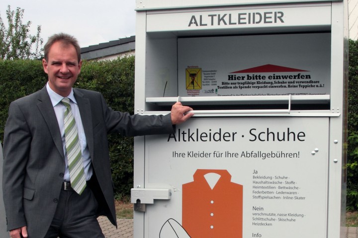 Dietrich Leptin vom Städtischen Regiebetrieb SRB mit einem jener Container, in denen die ortsansässige Firma TorunTex Altkleider und -schuhe in Salzgitter sammelt.