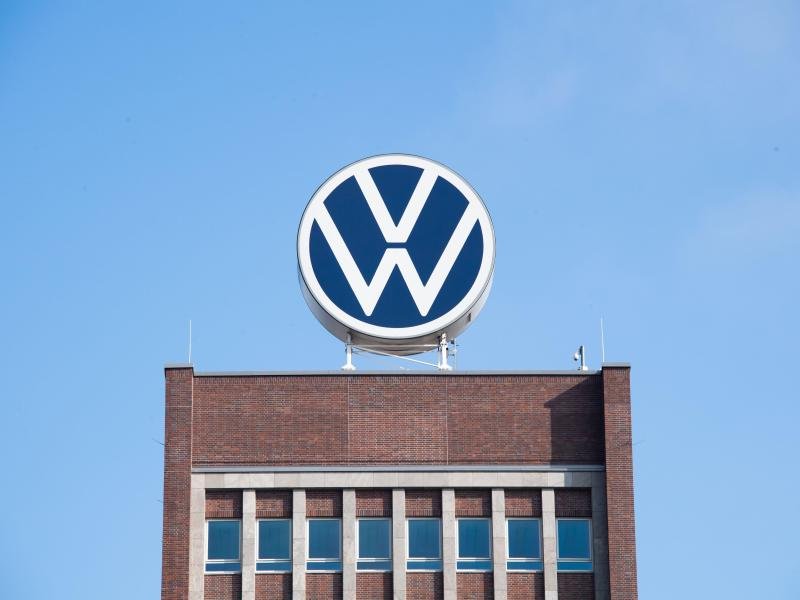 Das Markenhochhaus vom Volkswagen auf dem Gelände vom VW Werk Wolfsburg.