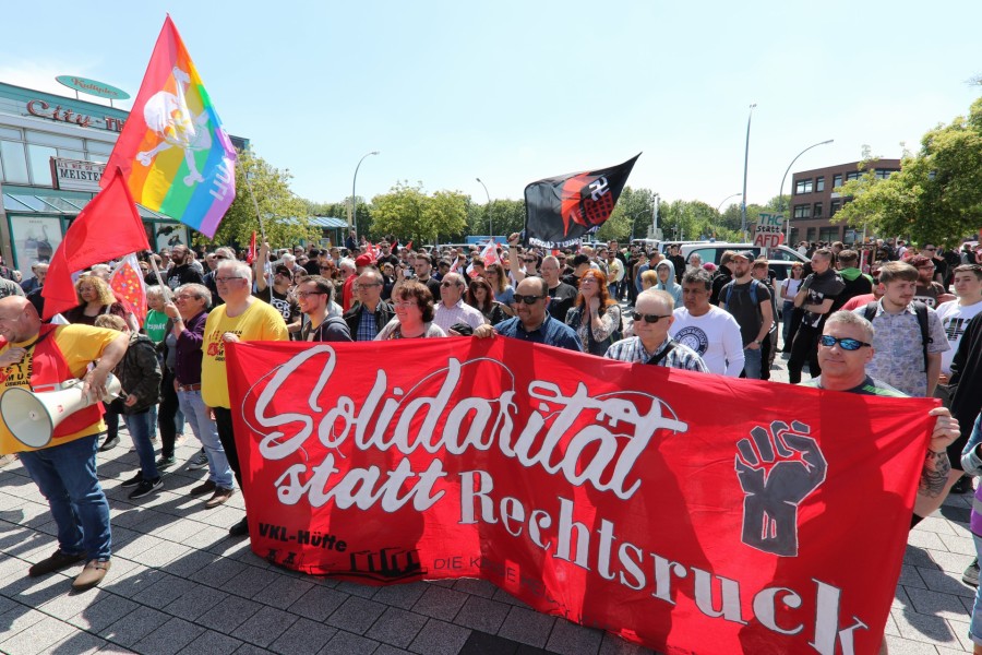 In Hör- und Sehweite verfolgte das Bündnis "#wirsindmehr! - Salzgitter passt auf!" der AfD.