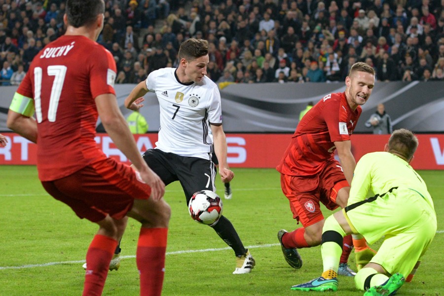 Julian Draxler (Nr. 7) am Samstagabend im Spiel Deutschland - Tschechien. Ialienische Zeitungen melden seinen Vereinswechswel im nächsten Sommer.